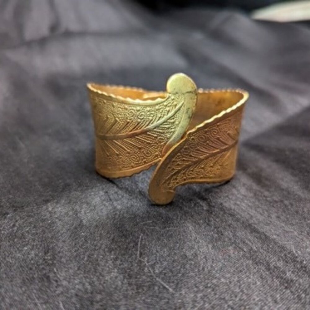Refined Golden Tone Leaf Bracelet - Nature's Elegance